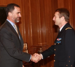 Su Alteza Real el Príncipe de Asturias recibe el saludo del General Patrick de Rousiers, Presidente del Comité Militar de la Unión Europea